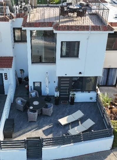 The Summer Haven Polis Bagian luar foto